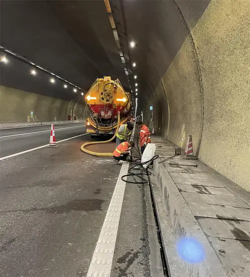 七星关隧道排水渠清淤